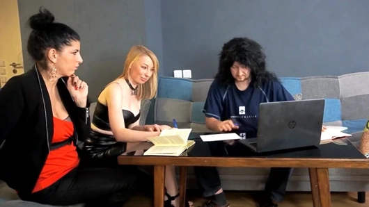 Evli kadın minik yaraklı kocasına şehvetli bir masaj yapmak için katılıyor