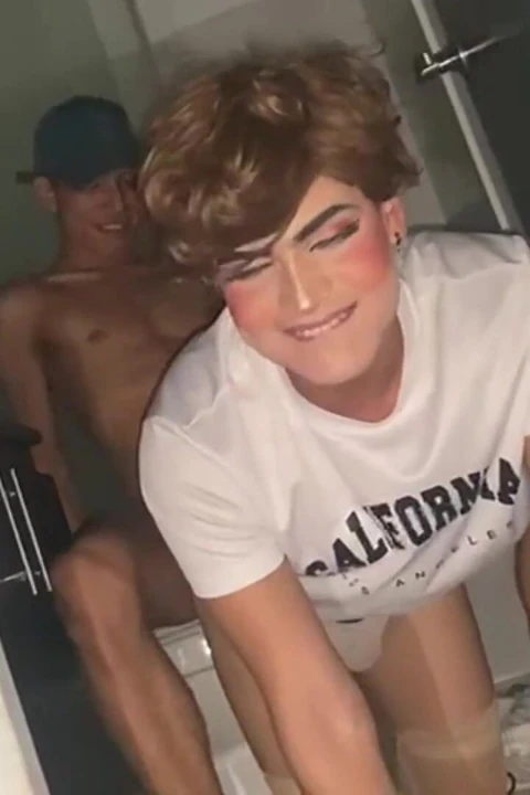 Femboy Banyoda Oynuyor ve Grindr'da Tanıştığı Adam Tarafından Sevişiyor