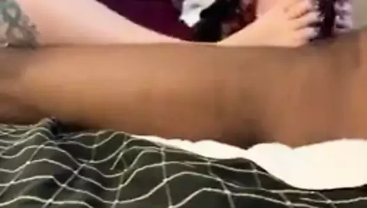 Irklararası sarışın milf footjob ve handjob