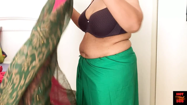Seksi Hint kız soyunma kapalı saree için külot