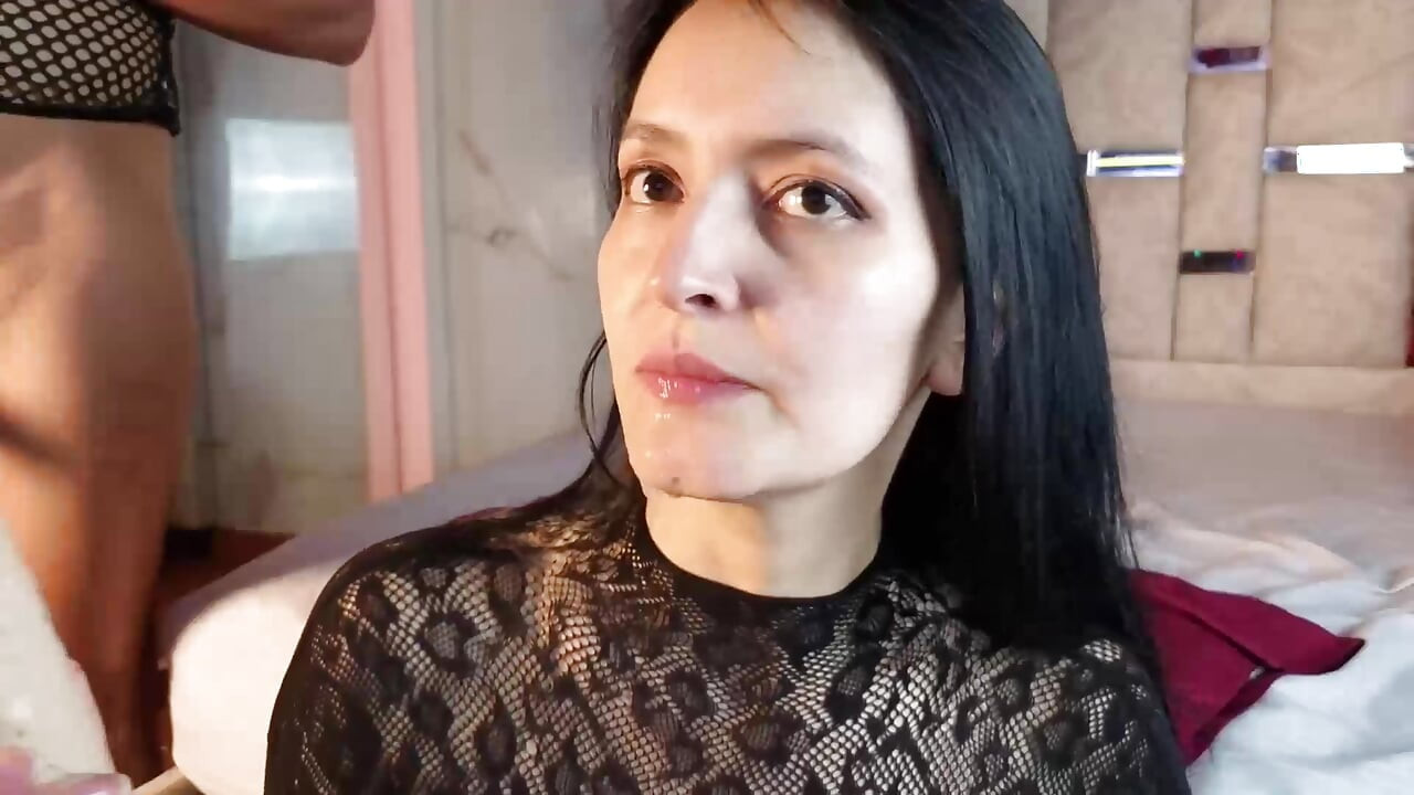 Islak dildo oyunu: yüzümü sırılsıklam bırakıyorum
