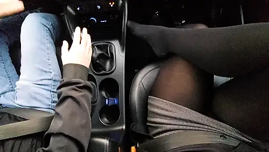 Üvey annem beni arabada bacakları naylon çorapla azdırıyor