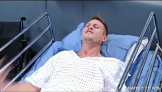 Kirli sarışın doktor alena croft hastasının iyi hissetmesine yardımcı olur