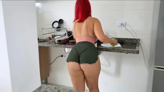 Bu hizmetçi gördüğüm en güzel sahip ve çok yaramaz, azdırmak için bu şortu giyiyor