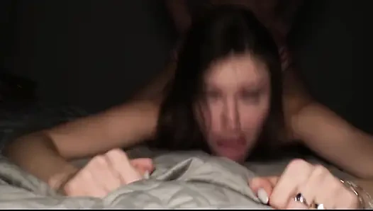 Ateşli üniversiteli genç prenses Alice çılgın oda arkadaşı tarafından sert sikiliyor!