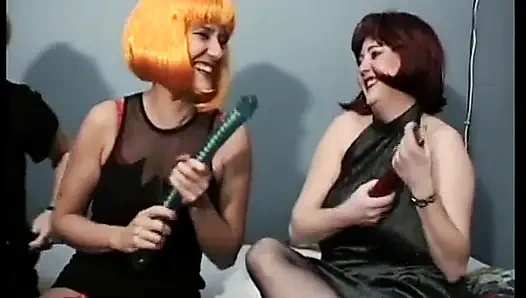 Almanya'dan bu lezbiyen kızlar oyuncakla oynamak için burada