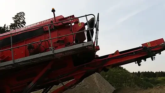 Büyükanne Şeffaf Taytlarla Çakıl Çukurunda Dolaşıyor!