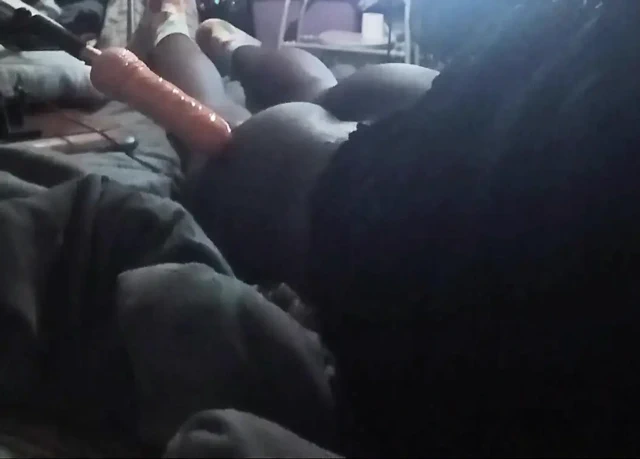 Güzel trans büyük zenci seks makinesi tarafından dolduruluyor