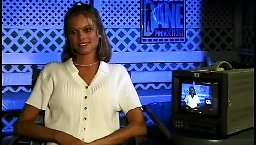 Ateşli sarışın yeteneklerini gösteriyor