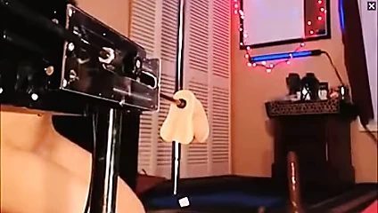 Lateks kız, bir seks makinesi tarafından becerdin alırken vibratör kullanır