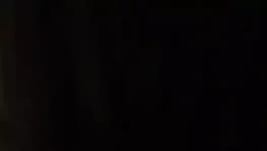 Genç sevgilimin yarağını emiyor