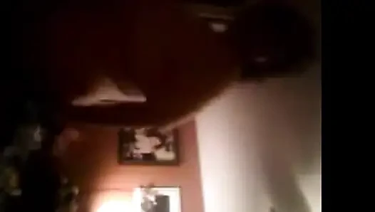 Hemşire Vicki yatakta kendisiyle oynuyor