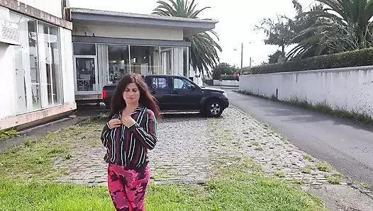 Aşırı kız halka açık sokakta göğüsleriyle oynuyor!