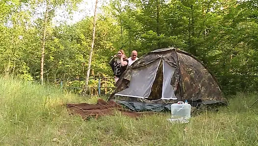Ateşli ve güzel esmer göğüslerini sikiyor ve açık havada sikişiyor