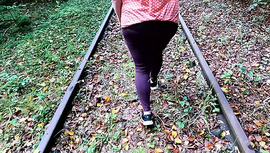 Demiryolunda göğüslerini dövüyor