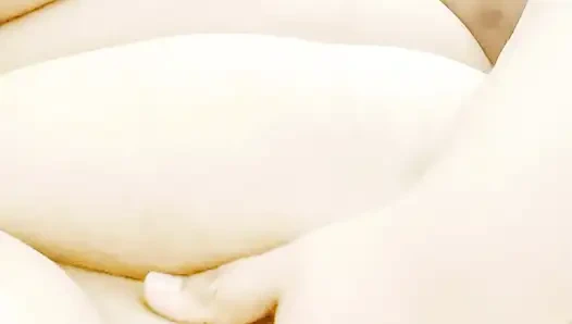 Yapraklı kız güzel bedenini ve büyük göğüslerini mastürbasyon yaparken gösteriyor