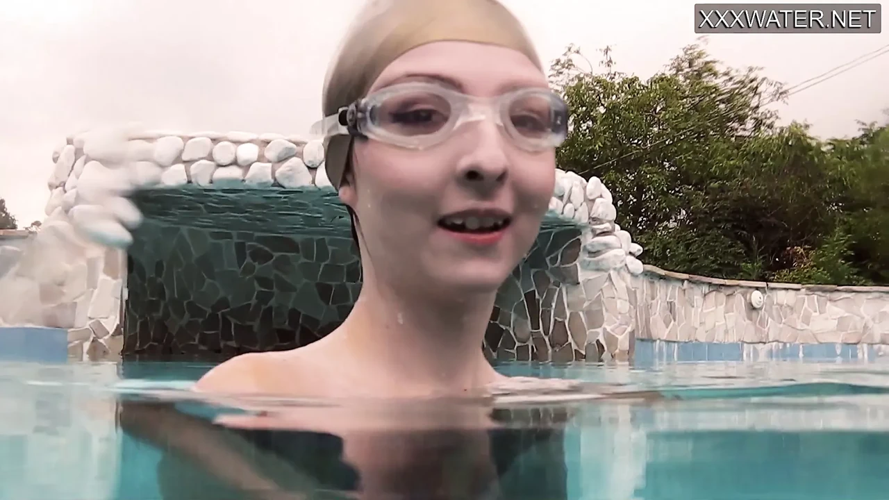 Young babe Emie Amfibia gets orgasms in the swimming pool