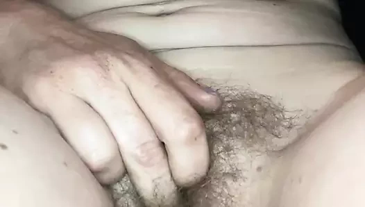 Götünü boşaltmak için mastürbasyon yapıyor! Yatak odasında başladım ama oldukça çaresiz hissettiğim için banyoya yerleştim