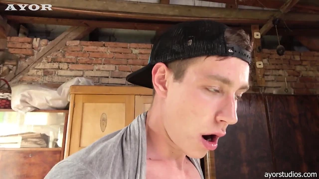 Оливер трахается на чердаке