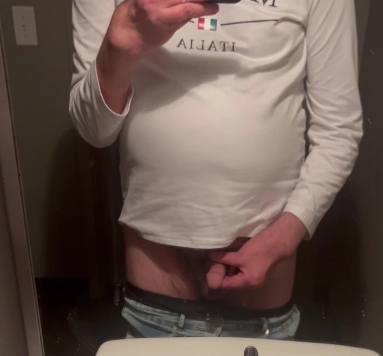 İş yerinde banyoda sikişmeye yeni başlıyor