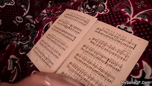 Yaşlı adamla aldatan sevgilisini bulur