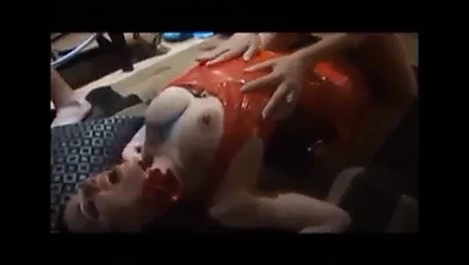 Kırmızı lateks elbiseli güzel bella