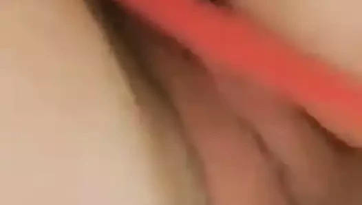 güzel kız gösteren göğüsler ve KEDİ