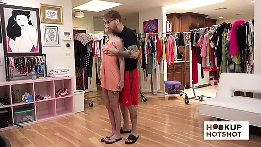 Bts - tatlı Chloe Temple sahne arkasında amcık göğüslerini gösteriyor!