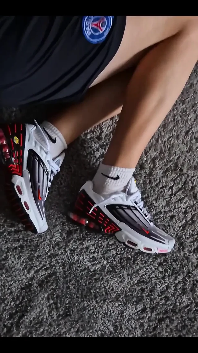Nike tn ile oynadıktan sonra sert sikiliyor