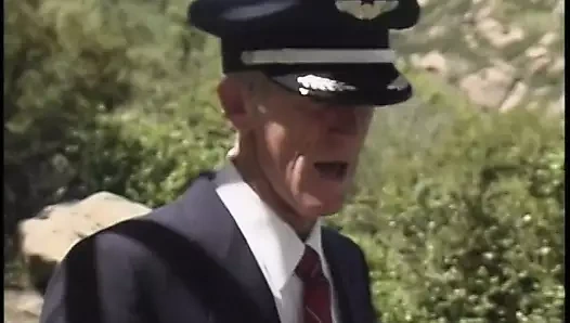 Yarağa düşüyor ve sikiliyor