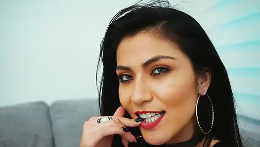 Sıcak Latin Kanepemde Mastürbasyon Yapıyor