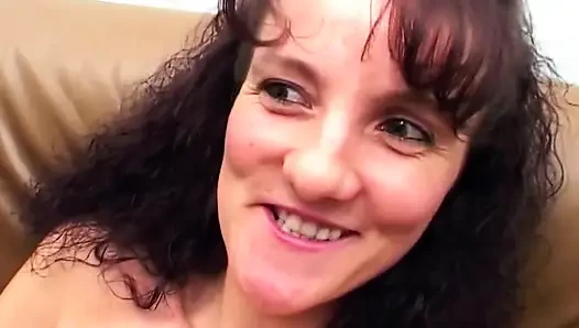 Esmer kadın pompayla amını azdırıyor ve sonra dildo ve yarak alıyor