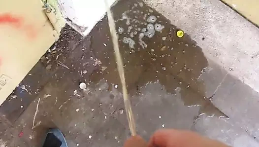 Terk edilmiş bir binada iyi bir arkadaş çiş birikintisine işemek