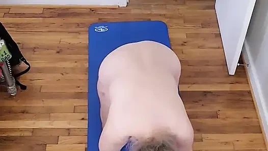 Ateşli orta yaşlı seksi iri güzel kadın çıplak yoga yapıyor!