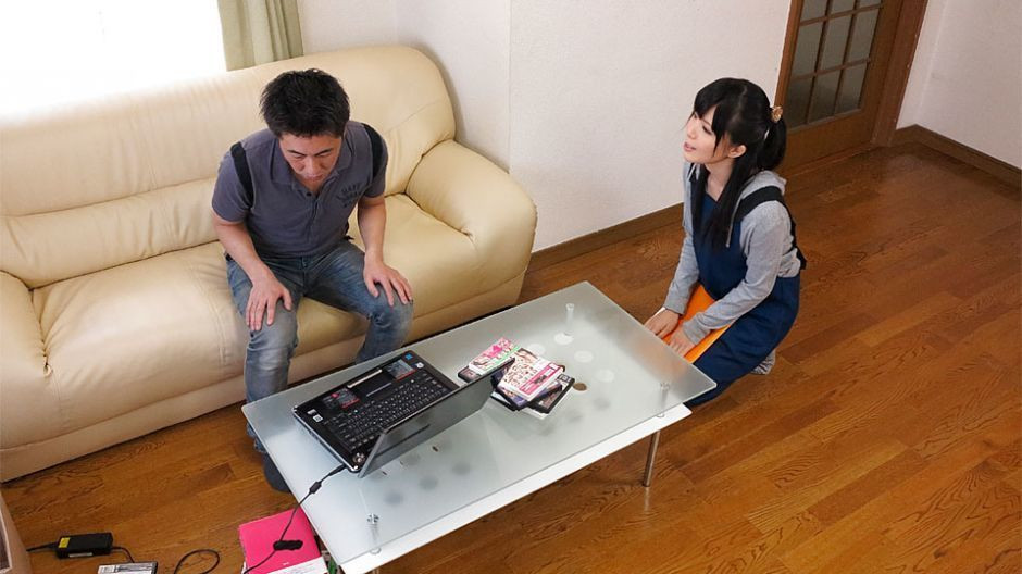 Japon genç esmer, sena sakura var çivilenmiş sonra parmak