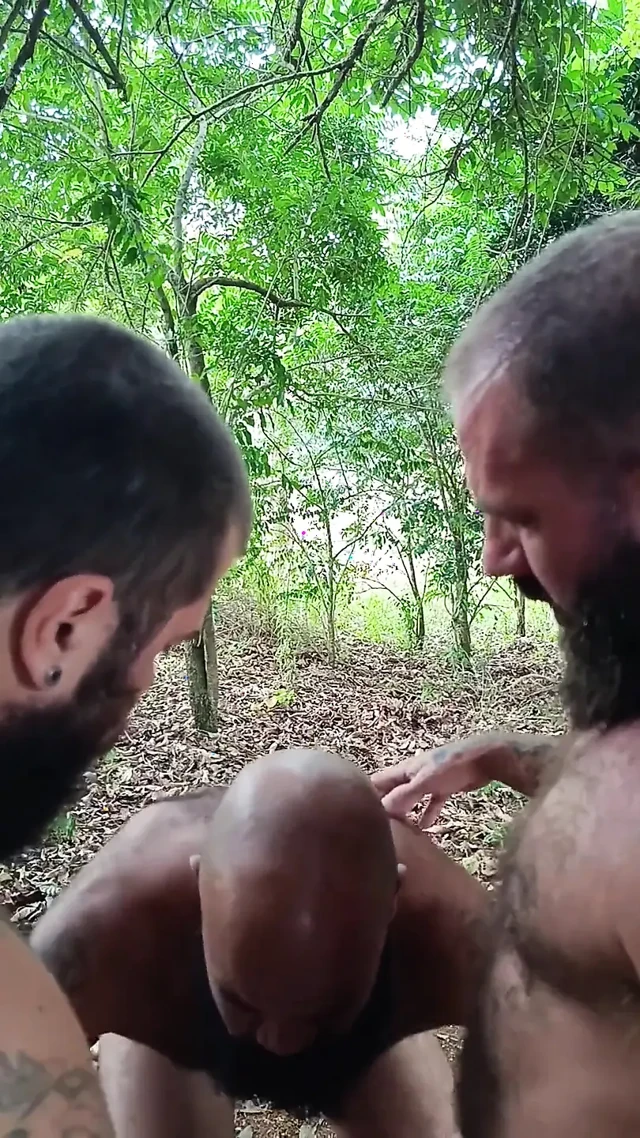 İki Kardeşle Ormanda Yakalandım: Çift Oral Seks, Toplu Emmek Ve Bolca Öpüşme
