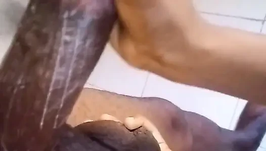 Azgın Üvey Anne Üvey Oğlunu Baştan Çıkarıyor Ve 10 inçlik Büyük Siyah Yarağına Masaj Yapıyor