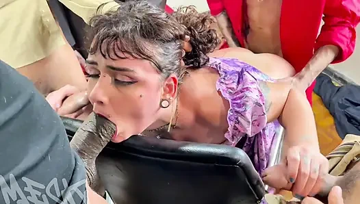 Ateşli bir Rus ruleti ile grup, ama eğlencenin ortasında bu çeteyi daha da iyi yapan bir sürpriz