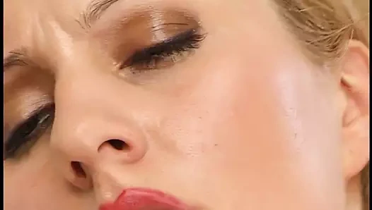 Ausgehungerte Milf besorgt es sich selbst