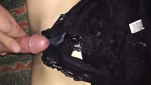 Kedi dışarı çekin, külot üzerinde boşalmak