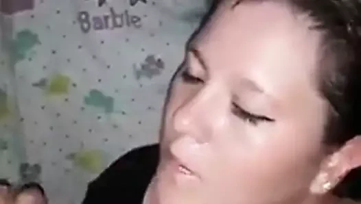 una linda esposa recibiendo semen en la cara del amante