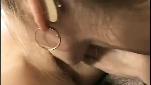 Slutty eldre blondine får fitta slikket av hot yngre lesbisk