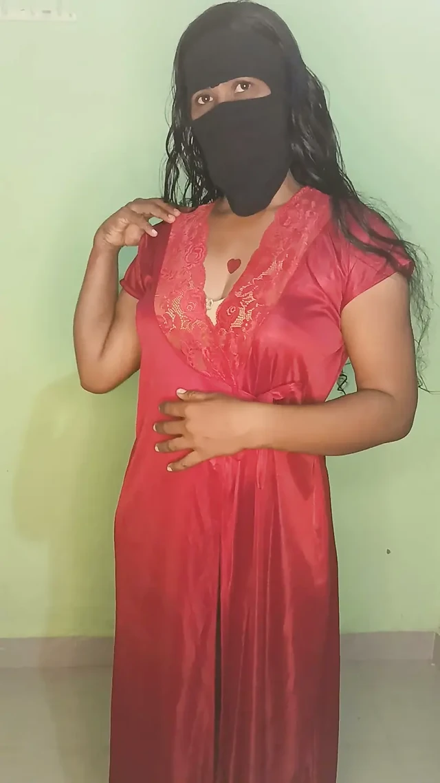 Desi Hint Tamil kız vücudunu baştan çıkarıcı şekilde gösteriyor.