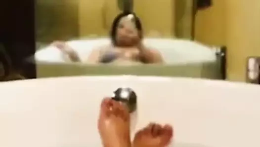 Uyluklarımın güzelliğini küvette yakalayın