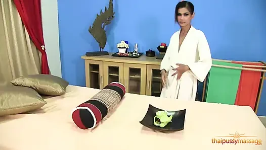 Sıkı Asyalı amına masaj yapıyor ve vahşi sikişmeden önce parmaklanıyor