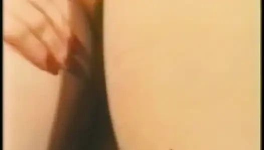 Jacqueline Larians kanepede ve derin gırtlakta sert yarak ve baştan çıkarmanın tadını çıkarıyor