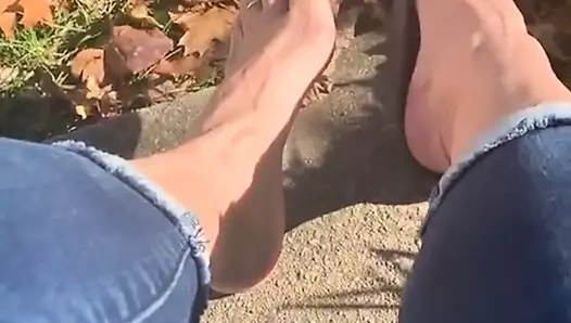 Hannah'nın parmak arası terlik ayakları