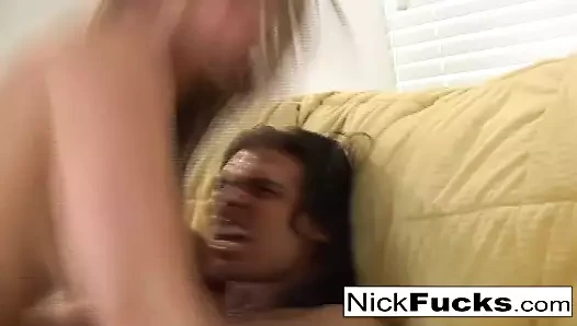 Nick büyük memeli bir sürtüğü sikiyor
