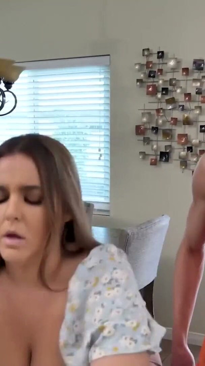 Serbest orta yaşlı seksi kadın - Maximus, David Lee'nin karısının büyük göğüslerini okşamasına ve izlerken onu sikmesine izin veriyor | Klip 1
