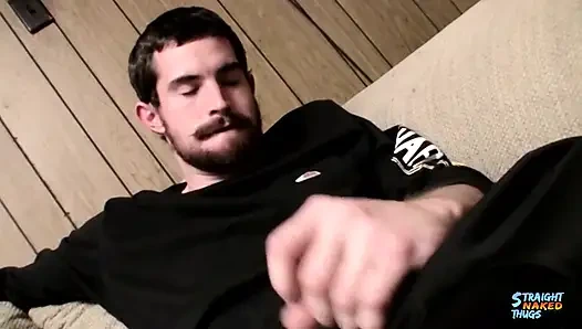 Straightnakedthugs yakışıklı sakallı avcı okşuyor ve sıcak döl fışkırtıyor